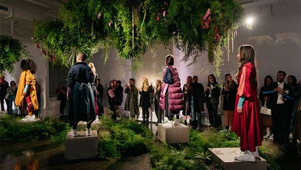 服裝展示活動如此有意境，仿佛置身于大自然中，美