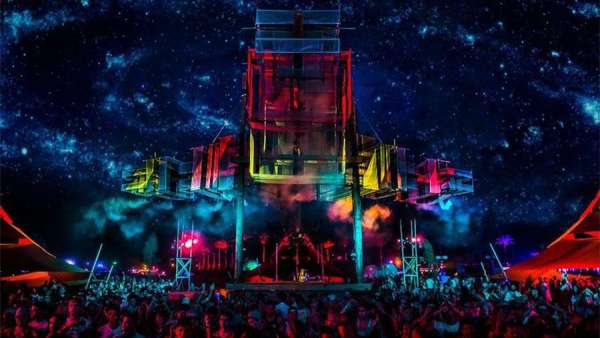 音樂節(jié)活動的舞臺策劃很是有趣，漂浮的紗布效果更震撼