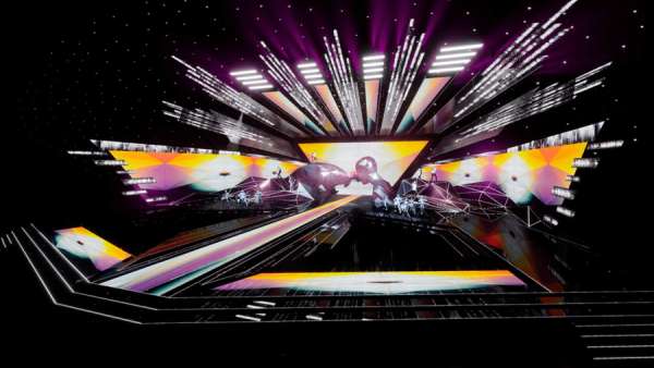 潮音發(fā)布演出活動的舞美設(shè)計用透視法把舞臺中央劃分為兩部分