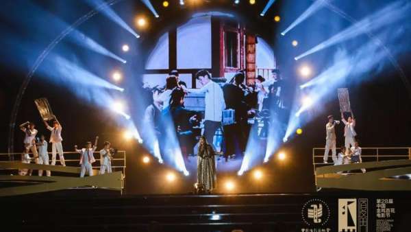 電影節(jié)活動策劃了三個篇章，貫穿了海浪、金沙和日光照耀的金雞剪影元素