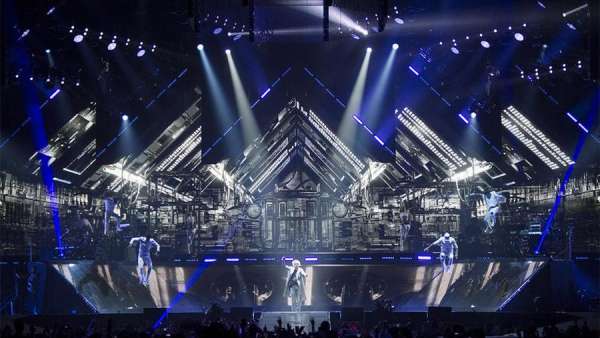 這場演唱會的舞美策劃令人眼花繚亂，驚呼這場活動的視覺效果太厲害了