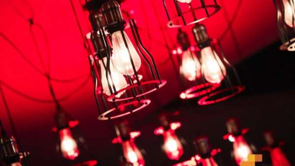 燈光閃爍一秒，瞬間進(jìn)入周年慶典活動，面具策劃形式很朋克