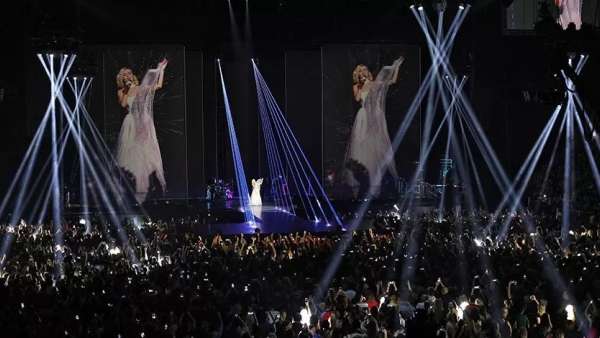 多媒體秀活動的舞美設(shè)計(jì)能量大爆發(fā)啊，整個(gè)策劃效果體驗(yàn)感真足