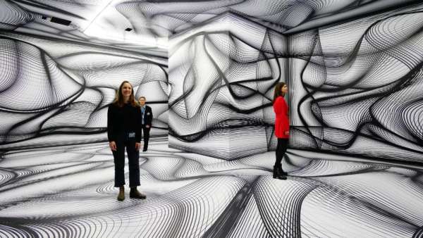 快閃店活動空間是用顏料和復雜的投影形成的，策劃設計太迷幻了