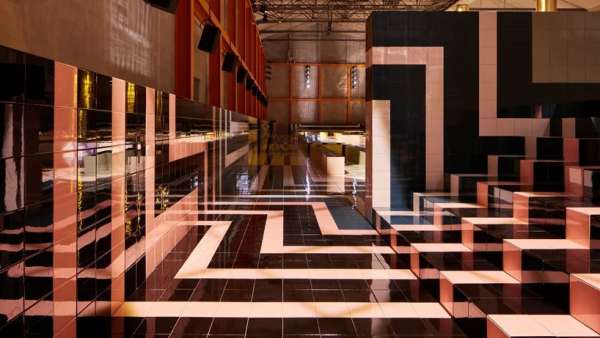 普拉達(dá)的時(shí)裝秀活動(dòng)策劃設(shè)計(jì)的幾何舞臺(tái)色彩斑瀾，活力滿滿