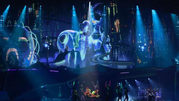 演唱會(huì)活動(dòng)的舞美策劃了反烏托邦的布景，增強(qiáng)和補(bǔ)充了舞臺(tái)效果