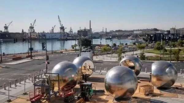 藝術(shù)裝置的展覽策劃多層次的反射空間，將你我、人群包含在其中