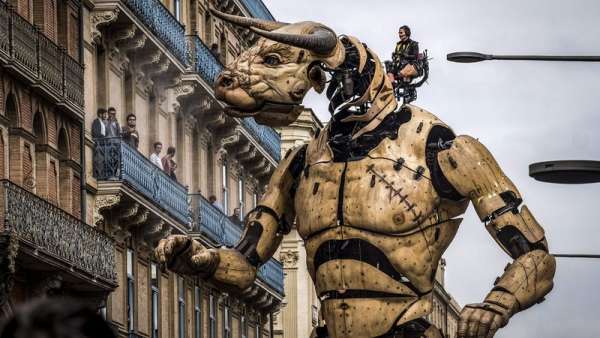 他們策劃的巡回演出活動(dòng)驚艷全城，高呼巨獸出行請(qǐng)避讓！