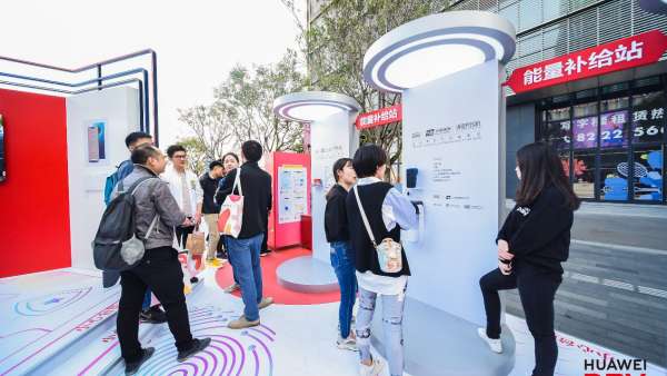 手機(jī)快閃店活動(dòng)現(xiàn)場(chǎng)驚現(xiàn)許多智能黑科技，全新體驗(yàn)等你來(lái)