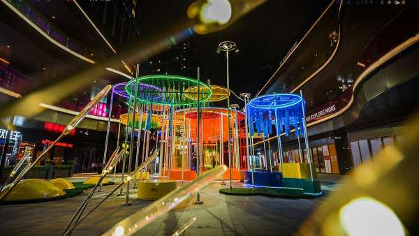 精彩天地的開業(yè)活動策劃了三大斑瀾色彩的裝置，激活了趣味氛圍