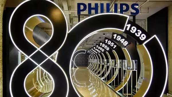 周年慶典活動策劃成“男人的真心話大冒險”，有趣之余帶著金色奢華