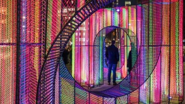 彎曲彩虹燈光藝術(shù)展會活動裝置，鮮艷而俏皮的打卡新領(lǐng)域