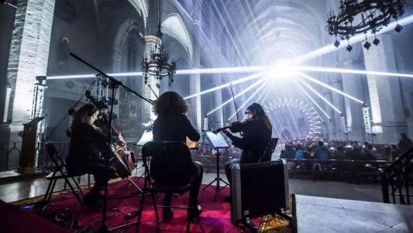 教堂里的這場(chǎng)視聽(tīng)燈光秀表演活動(dòng)，重新詮釋了光的奇跡