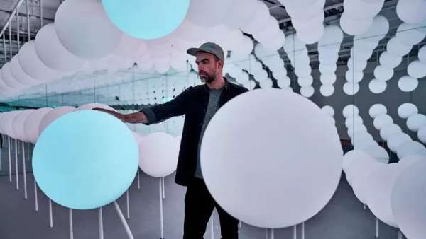 用一場發(fā)光球策劃的燈光藝術(shù)活動裝置，很好地將體驗(yàn)概念形式化