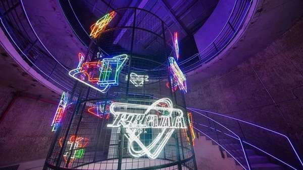 時裝秀活動策劃的這個燈光裝置增強了場地的工業(yè)紀念性和原始感