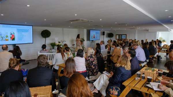 下雨天的發(fā)布會活動策劃也可以很花園式，野餐風(fēng)格和花園裝飾也很搭
