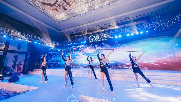 美妝發(fā)布會活動現(xiàn)場，月牙白和先鋒銀的策劃更具高級感