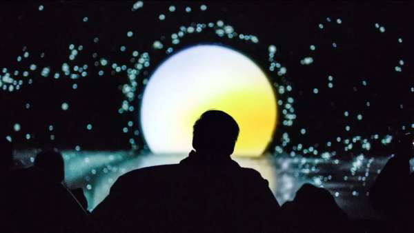 這場沉浸式展覽策劃了一個超時空錯位之旅，打開感官感悟生命狀態(tài)