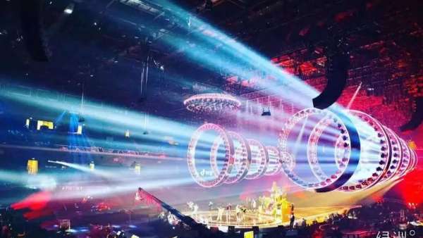 出大招了！江蘇衛(wèi)視跨年演唱會活動策劃的“水滴”飛船舞美燃爆了