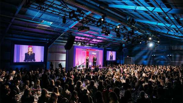 娛樂(lè)女性峰會(huì)活動(dòng)現(xiàn)場(chǎng)人氣爆滿星光閃爍，還有美味香檳享用