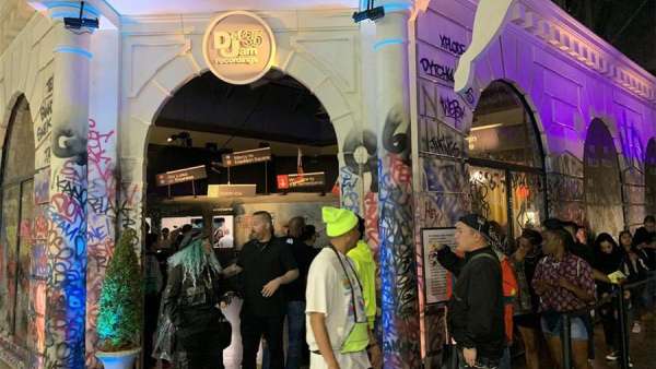 街頭潮流服飾大會(huì)活動(dòng)現(xiàn)場(chǎng)時(shí)尚潮流元素杠杠的，涂鴉、霓虹全不落下