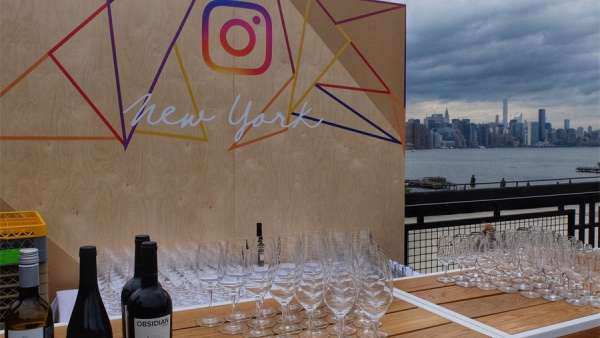 年會(huì)活動(dòng)選址在海濱屋頂，更有明星廚師加持，真美