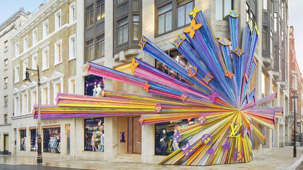 LV這種爆炸的展覽活動策劃的確可以保持話題熱度，肯定C位