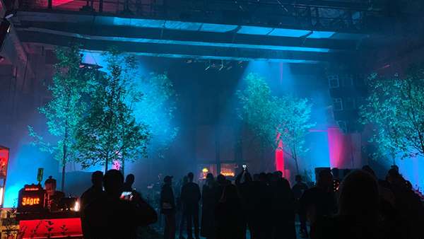 電音節(jié)派對活動現(xiàn)場的藝術(shù)裝飾，展示了森林才是主角的概念