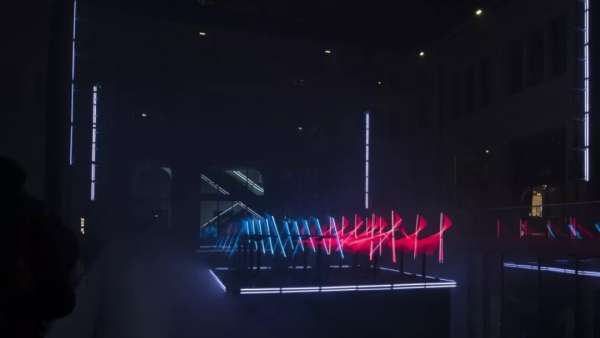 里昂燈光秀活動(dòng)策劃了一場(chǎng)機(jī)器人芭蕾，用光代替了人類