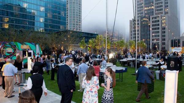 酒店開業(yè)派對(duì)活動(dòng)打造成夏日晚會(huì)了，空中表演加持了整個(gè)活動(dòng)