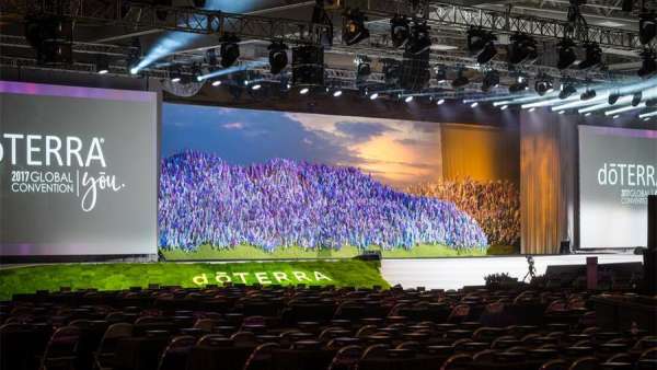 這個精油世家的全球大會活動策劃的舞美，讓舞臺更生動了