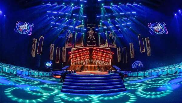 年終盛典活動打破舞臺和觀眾間的壁壘，無處不舞臺精彩亮相