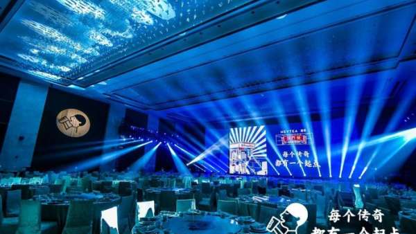 年會(huì)活動(dòng)策劃也是可以港式風(fēng)十足的，紅白藍(lán)的搭配也很時(shí)尚潮流