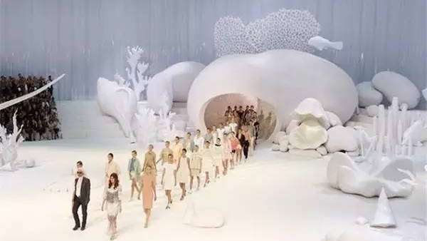 T臺秀活動現(xiàn)場除了模特還有啥，肯定是那些T臺的舞美設計啦