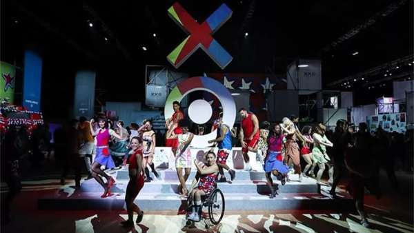 20周年的快閃式派對活動竟在公園大道的軍械庫舉行，霸氣十足啊