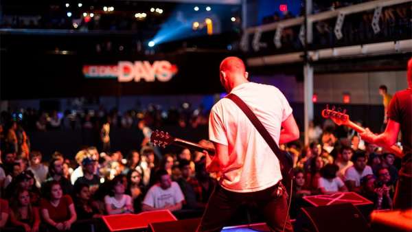 周末的快閃式派對活動以新品發(fā)布開場，因滑板文化更盡興