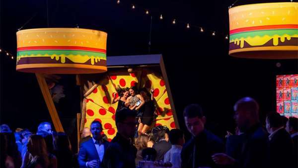 美食大集合的派對(duì)活動(dòng)策劃現(xiàn)場(chǎng)盡是對(duì)美食的全心熱愛(ài)，多彩又活力