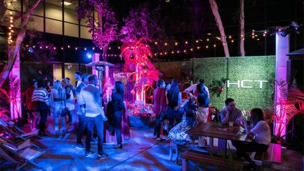 夏日雞尾酒派對(duì)活動(dòng)怎能少了各式裝飾元素，超大泳池充氣裝飾太吸睛了