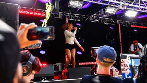 把音樂會活動開到平板拖車上，這快閃式音樂會活動腦洞太開了