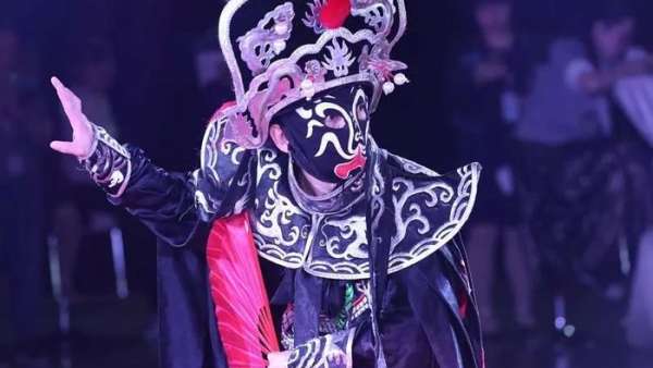 特色風(fēng)情的年會活動以醒獅拉開序幕，還上演了一場異域風(fēng)情的嘉年華