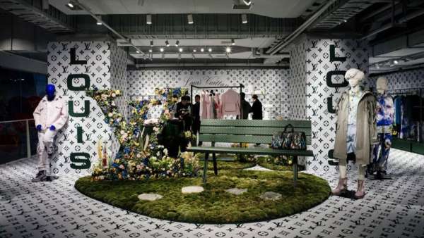 LV上海這家限時(shí)快閃店活動(dòng)換裝成綠意盎然奢華質(zhì)感的游樂場(chǎng)