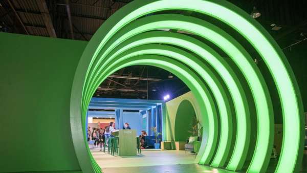 在線視頻大會活動創(chuàng)造的沉浸在光和顏色的空間，使品牌體驗更強了