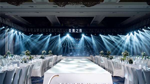 美業(yè)品牌發(fā)布會活動現(xiàn)場燈光四射，現(xiàn)場的布置格調(diào)也是高高高