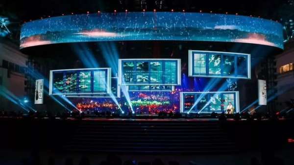 星光大賞活動以中心四面臺設(shè)計多層次多角度豐富視覺感受，增加藝人高光