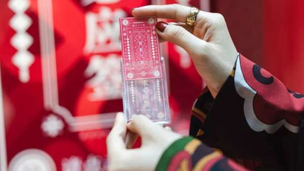 新春快閃店活動的全新高端打卡裝置以中國風的春“結(jié)”拉開序幕