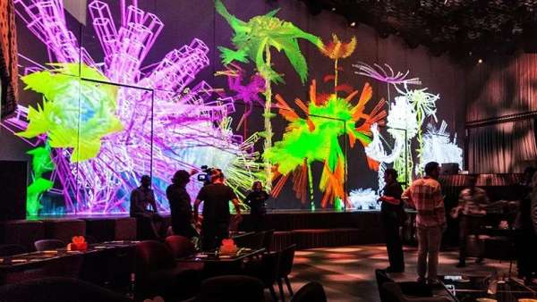 數(shù)字藝術(shù)展覽活動(dòng)僅為慶祝這家多感官美食劇場(chǎng)的全新開放