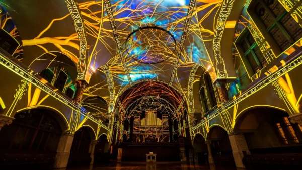 沉浸式燈光秀展覽活動進一步調(diào)整后，創(chuàng)意歷史之旅全新出發(fā)