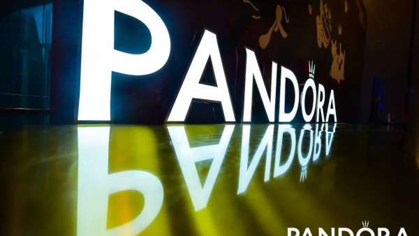 聚集半個動漫圈的跨年晚會活動，一群cos人物活躍了整場活動