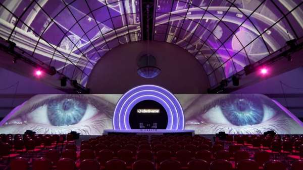 “云標(biāo)識(shí)峰會(huì)”活動(dòng)策劃的舞臺(tái)視覺設(shè)計(jì)，一場沉浸式體驗(yàn)的全新開始