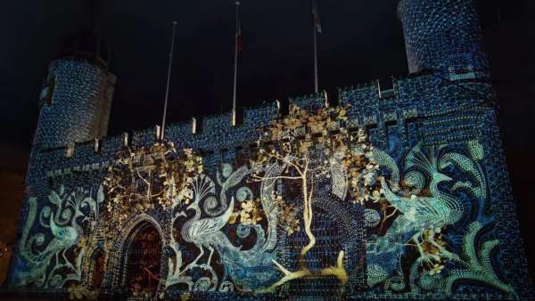 聲與光的燈光秀表演活動(dòng)亮相了，約十幅投影圖像點(diǎn)亮法國(guó)拉羅謝爾市政廳